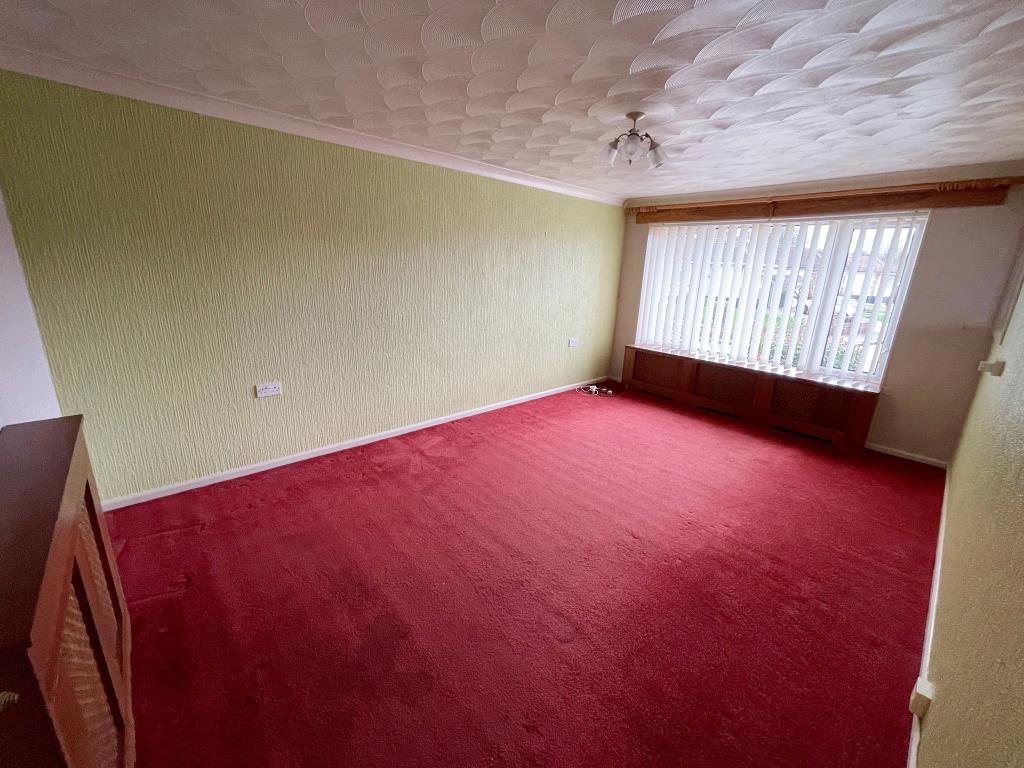 Lot: 129 - SEMI-DETACHED BUNGALOW WITH GARAGE - Living room